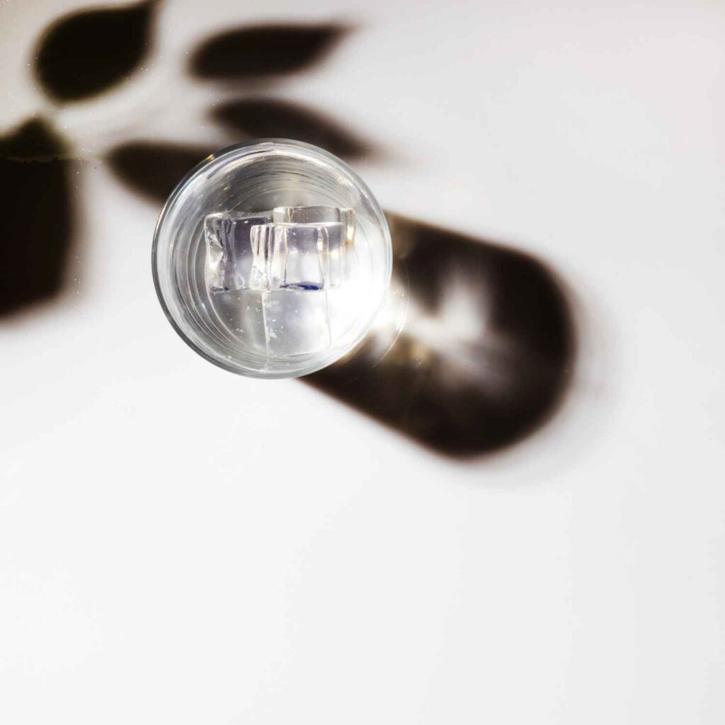 Lumière au traver d'un verre représentant l'accompagnement de l'atelier Filigrane
