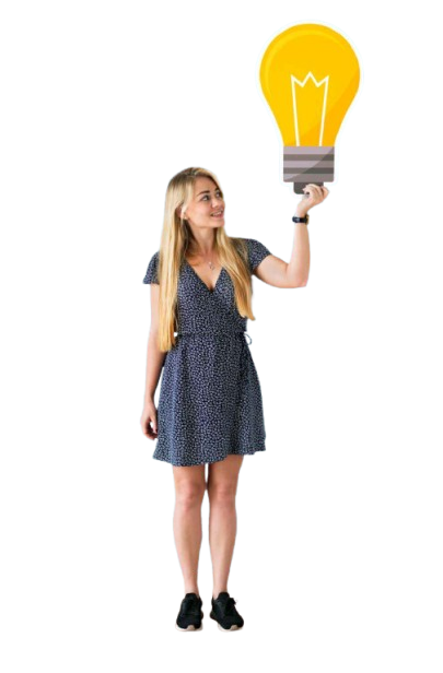 Femme blonde avec une robe bleu et des baskets portant un dessin d'ampoule géant avec son bras gauche