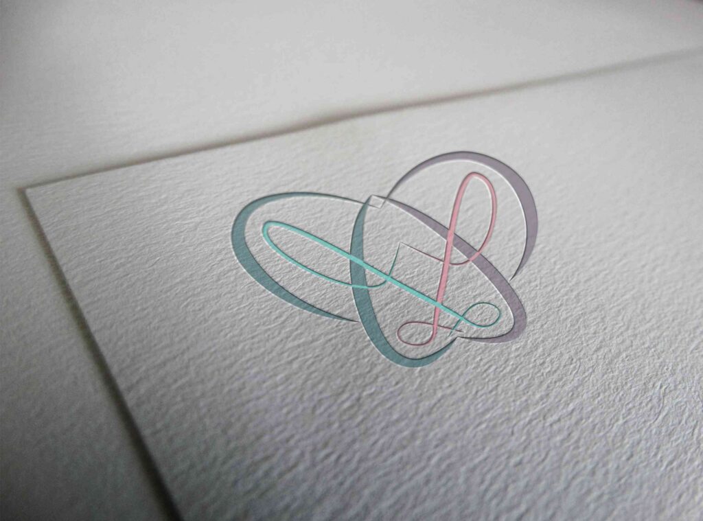 Présentation d'un logo en relief sur du papier textuté. Logo d'une association de kiné spécialistes en périnéalité. Logo réalisé par l'atelier Filigrane