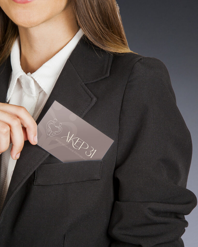 Carte de visite mise en situation par quelqu'un qui la porte . Mise en situation d'une identité visuelle réalisée par l'atelier Filigrane